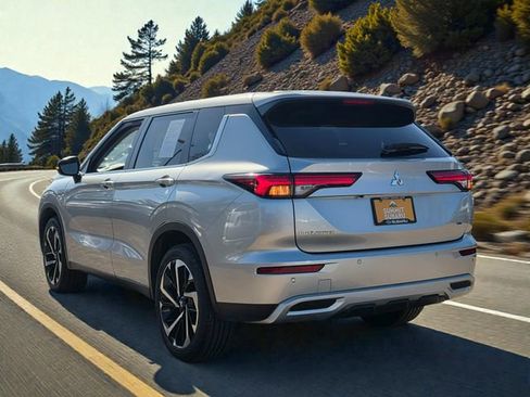 Used 2024 Mitsubishi Outlander SE image 4