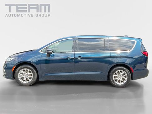 Used 2023 Chrysler Pacifica Touring-L FWD image 4
