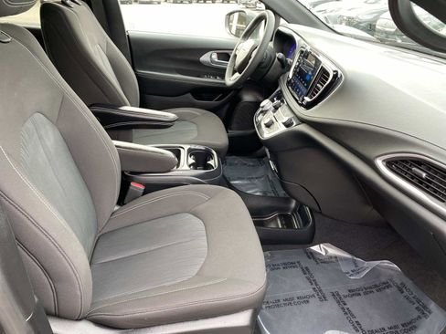 Used 2022 Chrysler Pacifica Touring image 20
