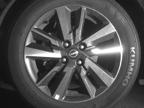 Used 2025 Nissan Versa SV image 12