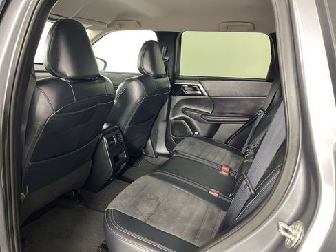 Used 2024 Mitsubishi Outlander SE image 8