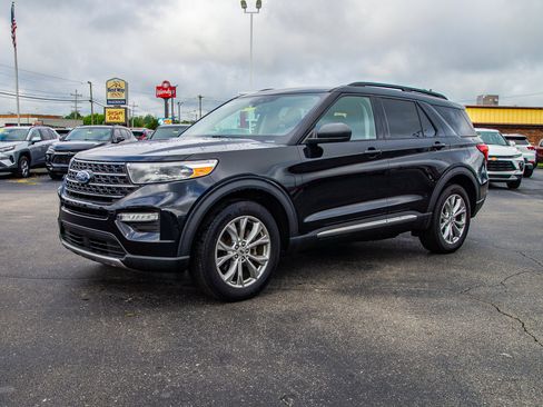 Used 2020 Ford Explorer XLT w/ Equipment Group 202A AWD/4WD image 3