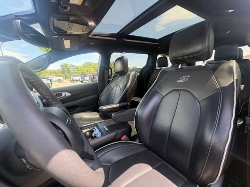 Used 2025 Chrysler Pacifica Limited FWD image 13