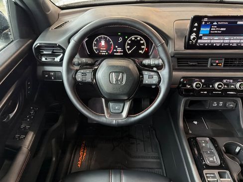 Used 2025 Honda Pilot TrailSport image 16