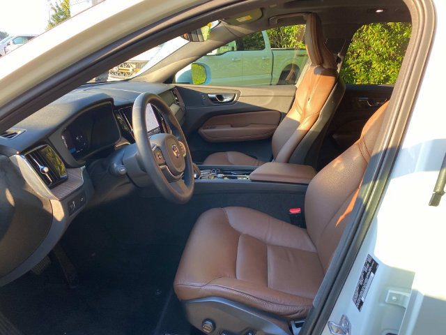 Used 2022 Volvo XC60 B5 Momentum w/ Advanced Package FWD image 11