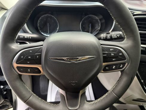 Used 2023 Chrysler Pacifica Touring-L image 37