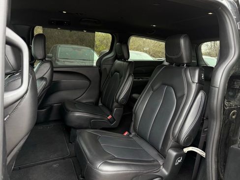 Used 2025 Chrysler Pacifica Select image 8
