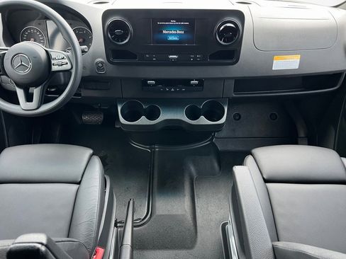 Used 2024 Mercedes-Benz Sprinter 2500 image 31