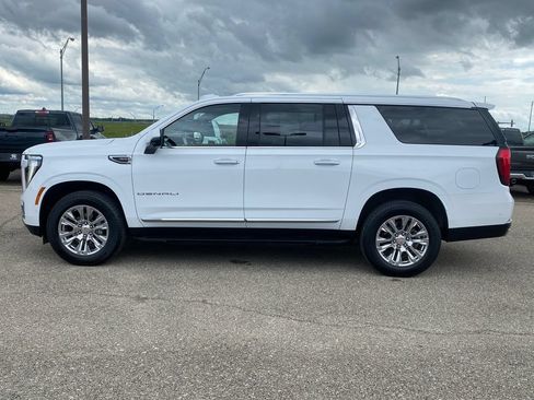 Used 2025 GMC Yukon XL Denali AWD/4WD image 3