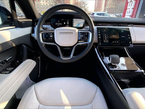 Used 2025 Land Rover Range Rover Sport image 5