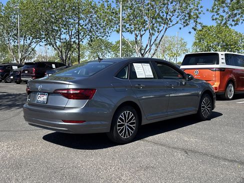 Used 2021 Volkswagen Jetta SE w/ SE Cold Weather Package image 4