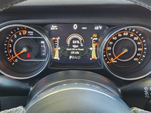 Used 2018 Jeep Wrangler Unlimited Sahara AWD/4WD image 7