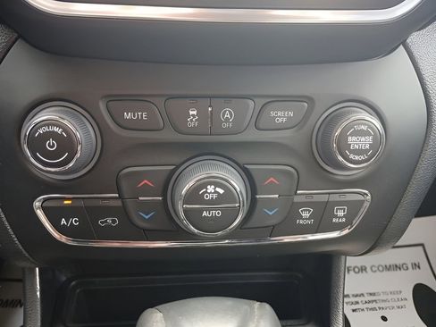 Used 2023 Jeep Cherokee Trailhawk AWD/4WD image 16