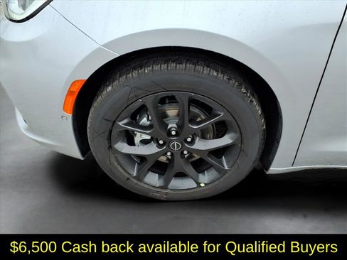 New 2026 Chrysler Pacifica Limited w/ S Appearance Package image 13