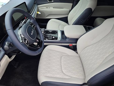 New 2026 Kia Carnival EX FWD image 10