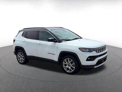 Used 2025 Jeep Compass Limited AWD/4WD image 2