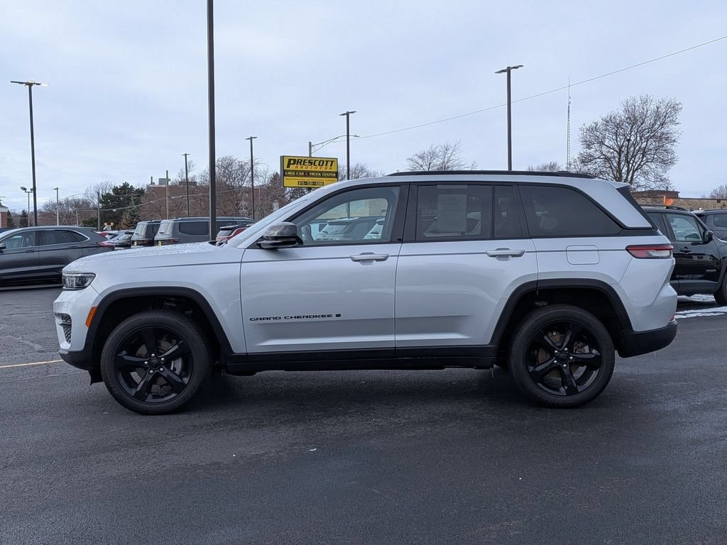 Used 2024 Jeep Grand Cherokee Altitude AWD/4WD image 4