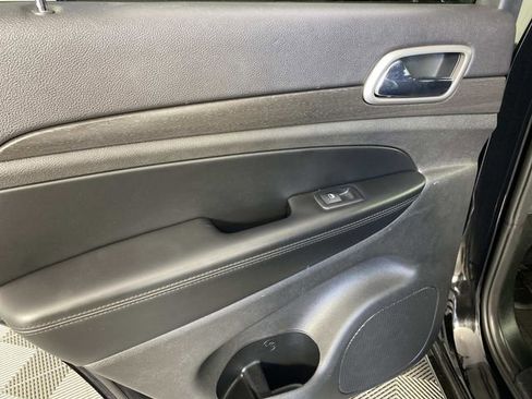 Used 2018 Jeep Grand Cherokee Altitude AWD/4WD image 24