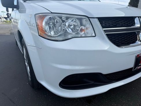 Used 2018 Dodge Grand Caravan SE w/ UConnect Hands-Free Group FWD image 11