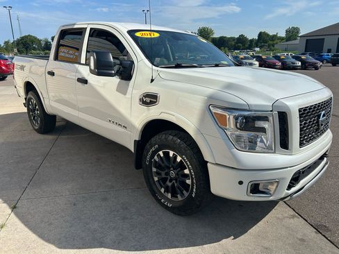 Used 2017 Nissan Titan PRO-4X w/ Pro-4x Convenience Package AWD/4WD image 3