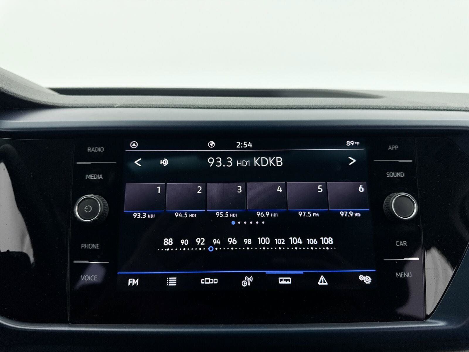 Used 2023 Volkswagen Taos SE w/ Panoramic Sunroof Package FWD image 5