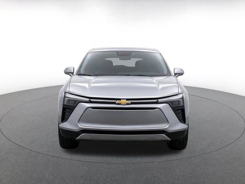 Used 2025 Chevrolet Blazer LT FWD image 2