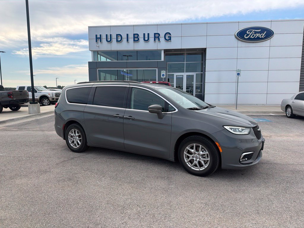 Used 2022 Chrysler Pacifica Touring-L FWD image 2