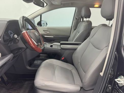 Used 2024 Toyota Sienna XLE w/ XLE Plus Package FWD image 17