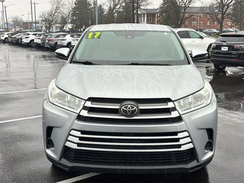 Used 2017 Toyota Highlander LE w/ Carpet Mat Package image 5