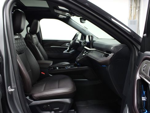 Used 2025 Ford Explorer Platinum w/ Ultimate Package AWD/4WD image 17