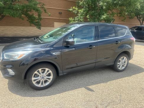 Used 2017 Ford Escape SE FWD image 2