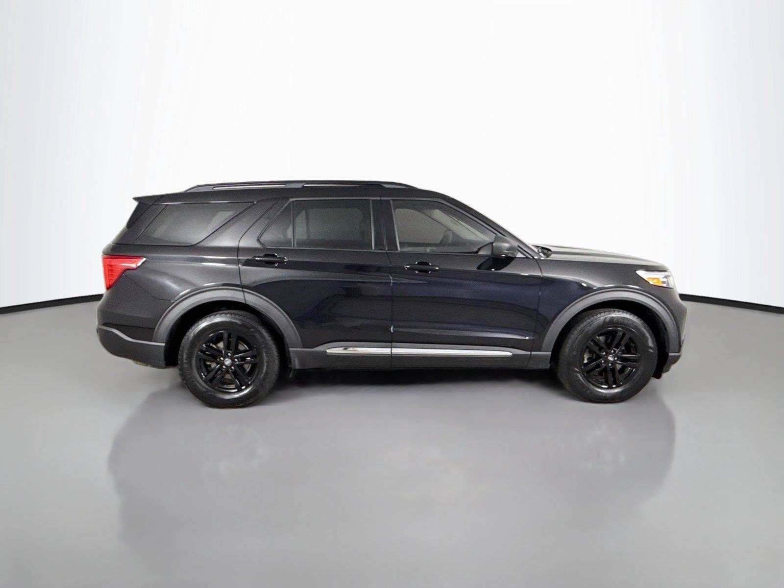 Used 2020 Ford Explorer XLT w/ Equipment Group 202A AWD/4WD image 17