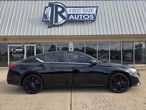 Used 2022 Nissan Altima 2.5 SR w/ Midnight Edition Package FWD image 9