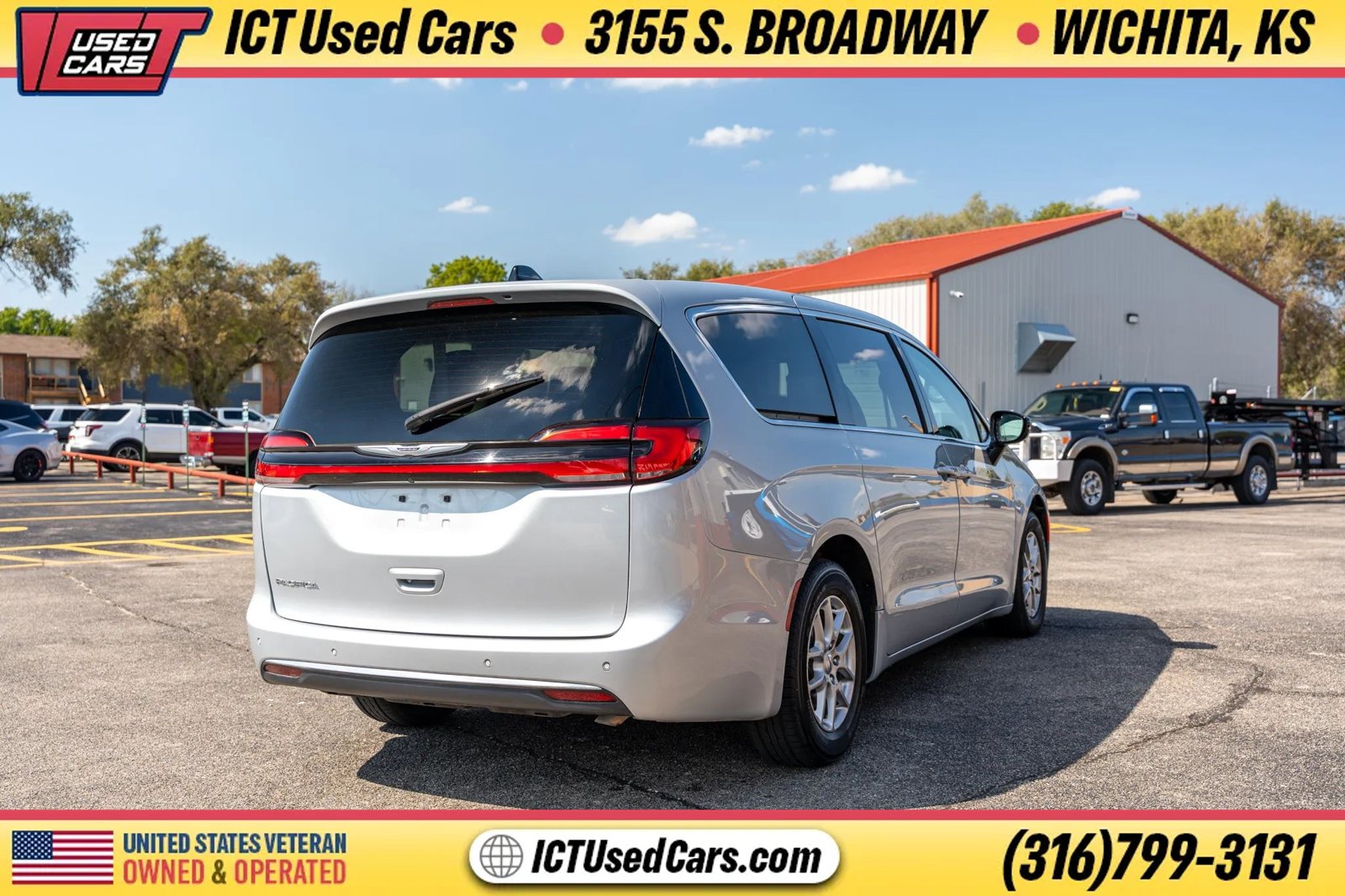 Used 2024 Chrysler Pacifica Touring-L FWD image 7