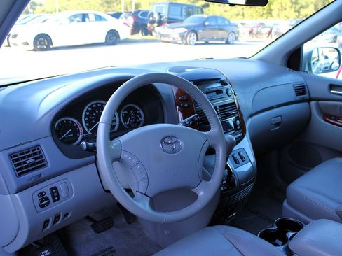 Used 2005 Toyota Sienna XLE image 12