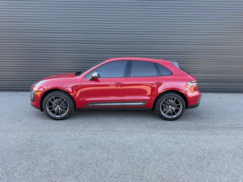 Certified 2025 Porsche Macan image 2