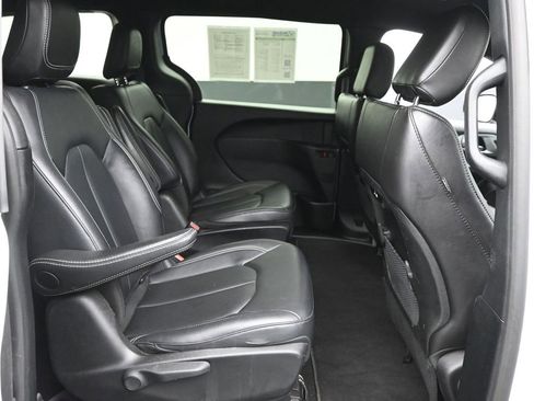 Used 2024 Chrysler Pacifica Select image 7