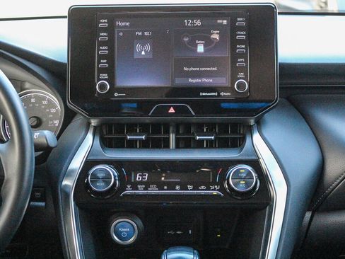 Certified 2021 Toyota Venza LE image 3