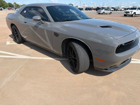 Used 2019 Dodge Challenger SXT RWD image 4