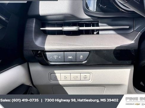 Used 2024 Kia Carnival EX image 23