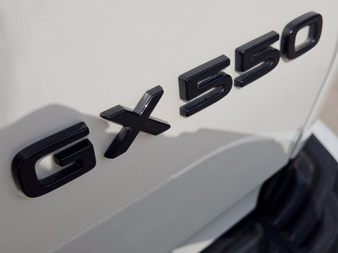 Used 2025 Lexus GX 550 w/ Accessory Package (2T) AWD/4WD image 12