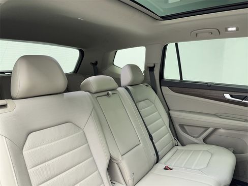 Used 2025 Volkswagen Atlas SEL image 48