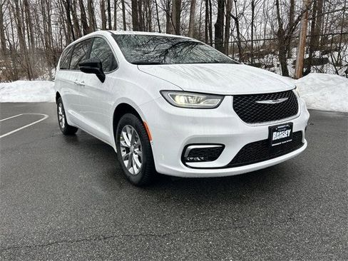 New 2026 Chrysler Pacifica Select image 2