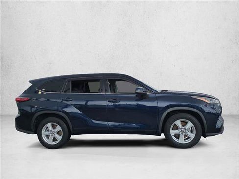 Used 2021 Toyota Highlander LE FWD image 4