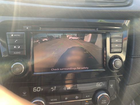 Used 2018 Nissan Rogue SV FWD image 3