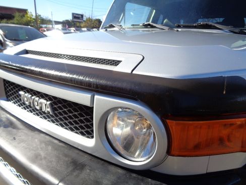 Used 2007 Toyota FJ Cruiser 2WD image 9