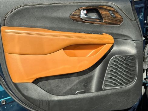 Used 2022 Chrysler Pacifica Pinnacle image 11