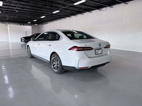 Used 2024 BMW i5 eDrive40i RWD image 4