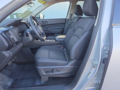 Certified 2025 Nissan Pathfinder SV image 10