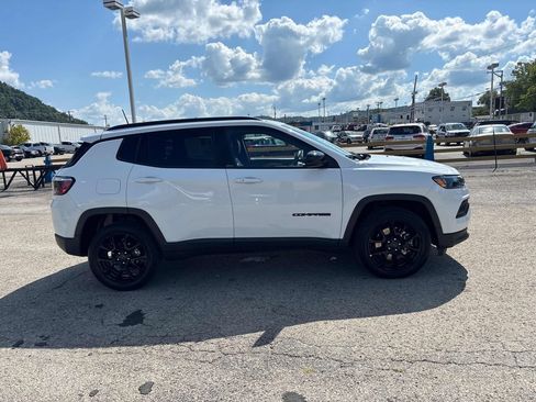 Used 2025 Jeep Compass Latitude w/ Convenience Group AWD/4WD image 6